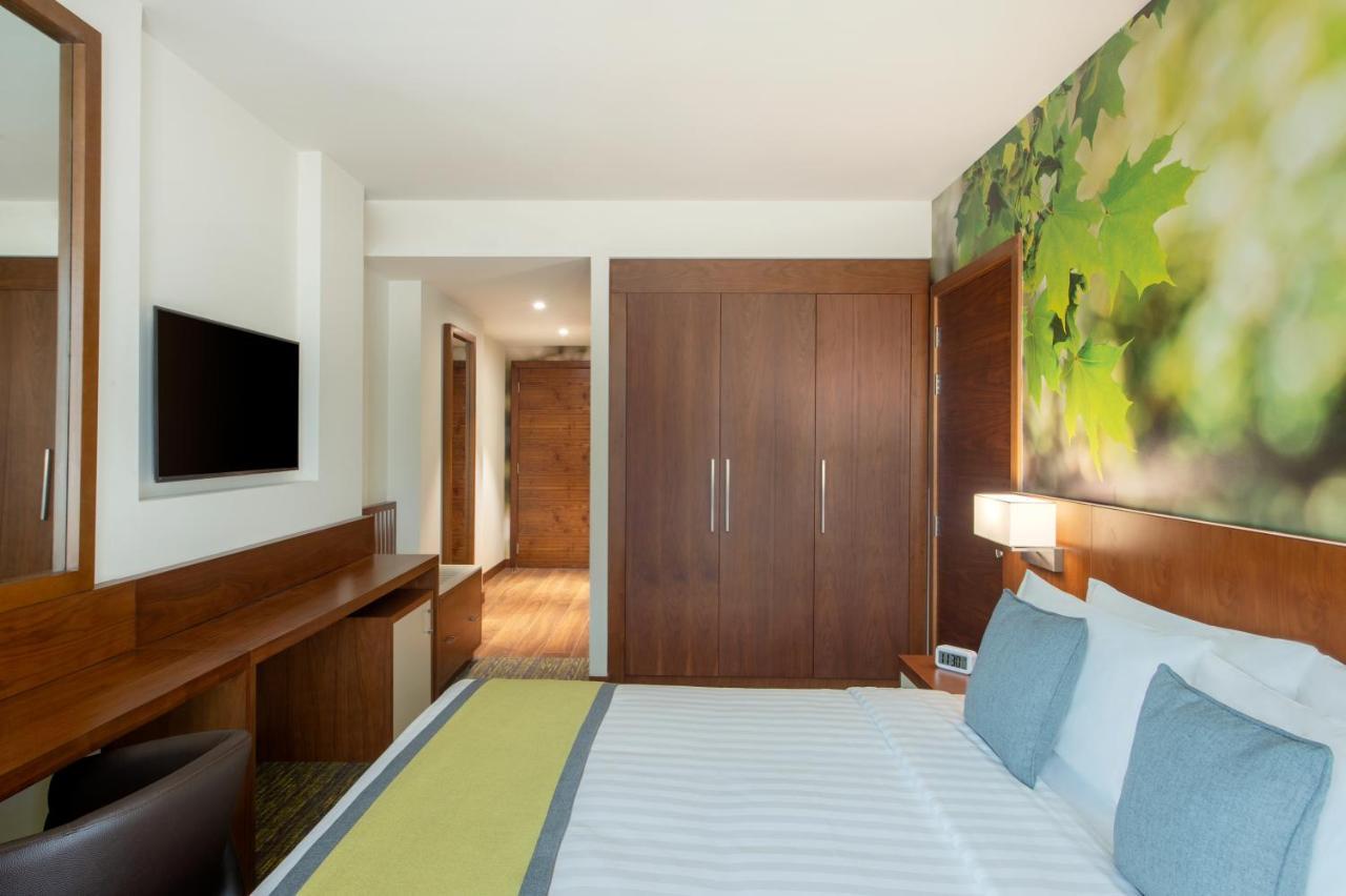 Wyndham Garden Muscat Al Khuwair Hotel Екстериор снимка